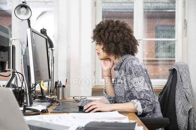 Жінка працює за комп'ютером. — Stock Photo