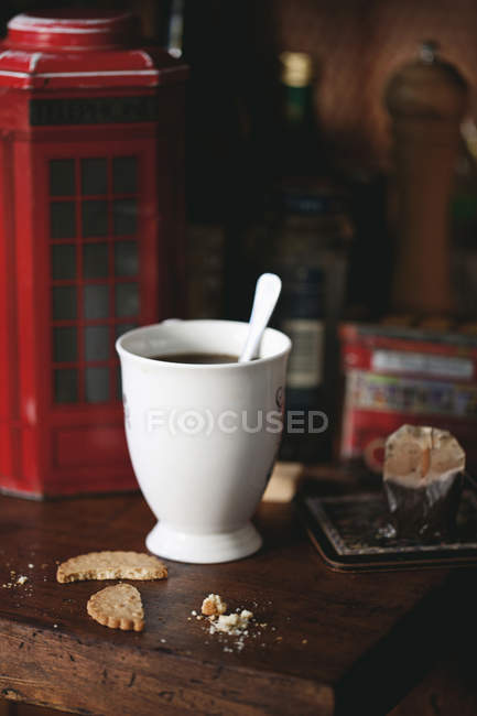 Tazza di tè, biscotti e scatola dei biscotti a forma di scatola telefonica di Londra — Foto stock