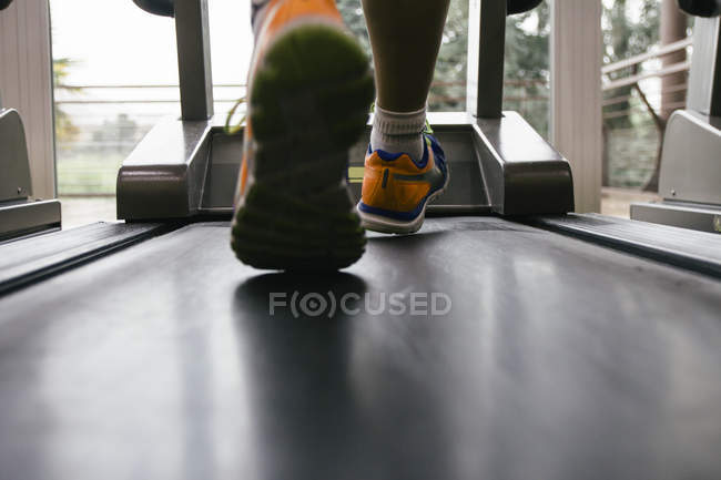 Ноги человека бегут по беговой дорожке — середина взрослого, Тренировка - Stock Photo
