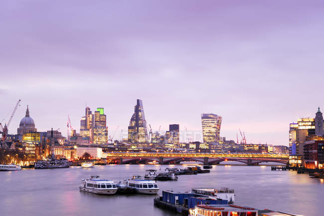 Großbritannien, London, Skyline mit Themse im Morgengrauen — Stockfoto