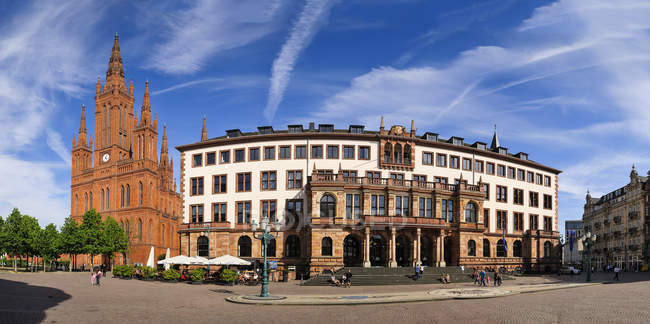 Deutschland, Hessen, wiesbaden, Marktkirche und Neues Rathaus direkt am Burgplatz, Panorama — Stockfoto