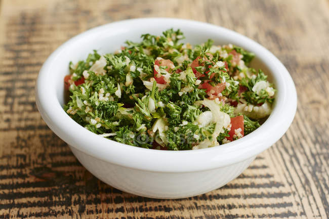 Tabbouleh di prezzemolo insalata, con prezzemolo, pomodori, cipolle, bulgur — Foto stock