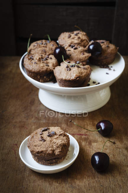 Muffins de chocolate Vegan com cerejas — Fotografia de Stock