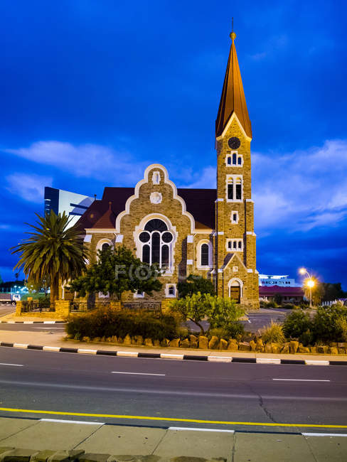 Намібії Віндгук, Христа церква, Національний Пам'ятник, на синій годину — стокове фото