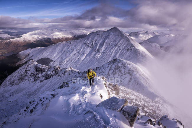Escócia, Glencoe, Beinn a 'Bheithir, montanhismo no inverno — Fotografia de Stock