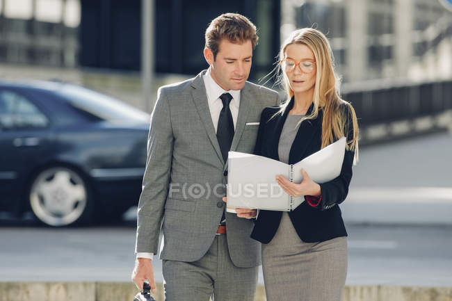 Geschäftsfrau und Geschäftsfrau im Freien mit Dokumenten — Stockfoto