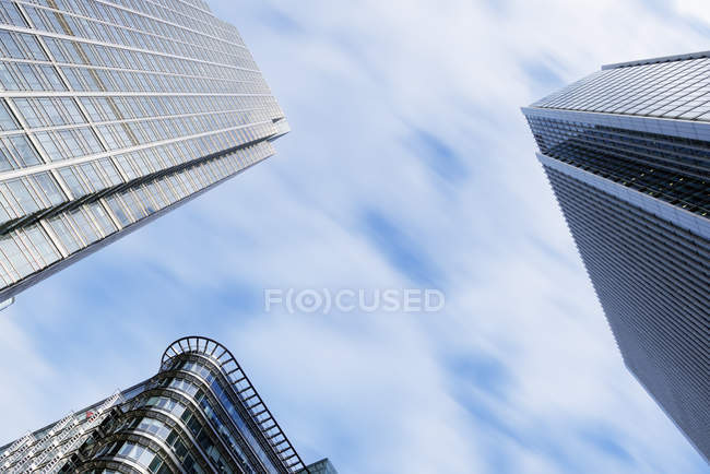 Vista inferiore dei grattacieli di giorno, Londra, Regno Unito — Foto stock