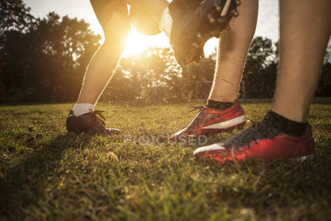 Legs of soccer players on soccer pitch — Stock Photo