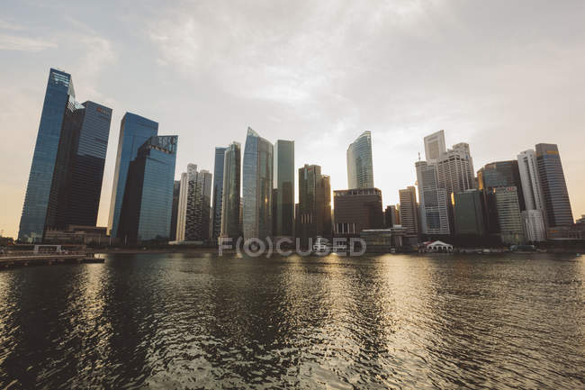 Marina Bay am Abend, Finanzviertel, Singapore — Stockfoto