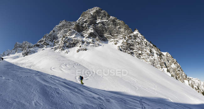 Francia, Hautes Alpes, Parco Naturale di Queyras, Saint Veran, Tete de Longet, sci alpinismo — Foto stock