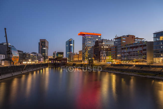 Allemagne, Duesseldorf, Port média, Immeuble de grande hauteur Colorium, heure bleue — Photo de stock