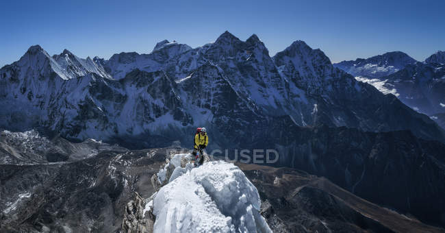Népal, Himalaya, Solo Khumbu, alpiniste à Ama Dablam South West Ridge — Photo de stock