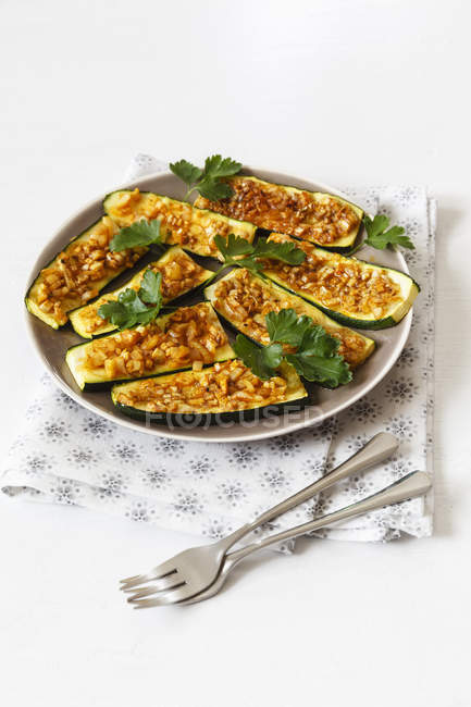 Courgettes gratinées tranchées à la Chermoula — Photo de stock
