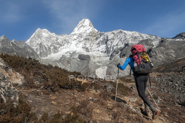Nepal, Himalaya, Solo Khumbu, mountaineer at Ama Dablam South West Ridge — Stock Photo