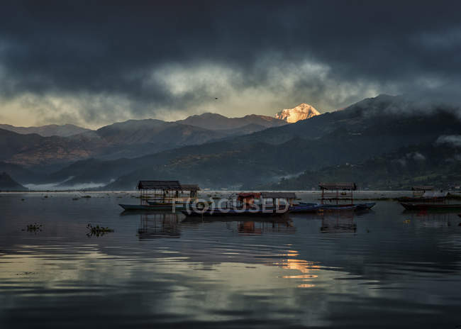 Népal, Annapurna, Pokhara, Lac Phewa avec des bateaux dans la soirée — Photo de stock