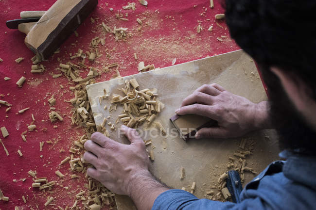 Tischlerhände schleifen eine Holzplanke — Stockfoto