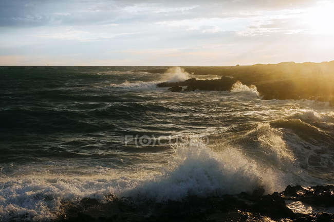 Vista panorámica del mar Mediterráneo al atardecer, Apulia, Italia - foto de stock