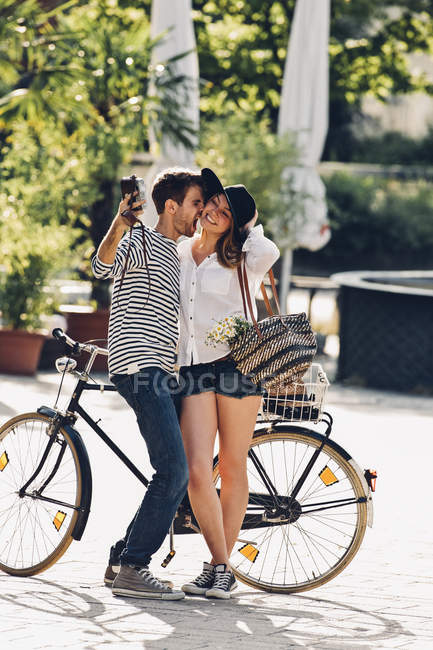 Mann macht Selfie mit Freundin — Stockfoto