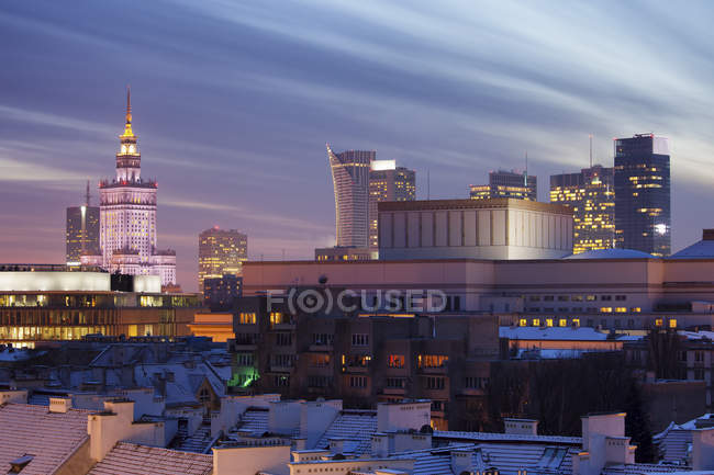 Polonia, Varsavia, veduta verso lo skyline del centro della città al crepuscolo della sera — Foto stock