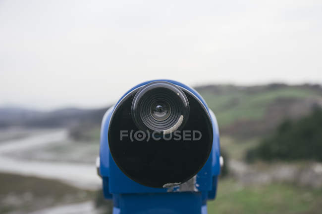 Blaues Teleskop bei Tag auf verschwommenem Hintergrund — Stockfoto