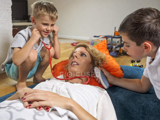 Dois meninos brincando com a mãe em casa — Fotografia de Stock