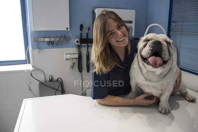 Veterinarian with dog in veterinary clinic — Stock Photo