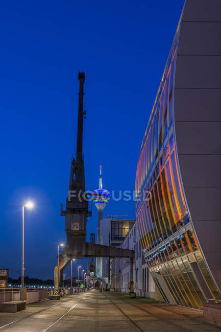 Germania, Duesseldorf, Media Harbour, Gru portuale e torre del Reno, ora blu — Foto stock