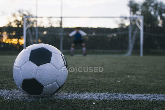 Football devant un but avec un gardien de but — Photo de stock