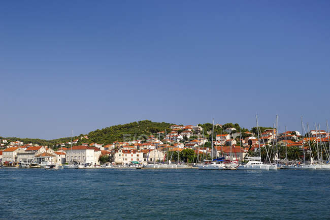 Хорватія, Трогір, на острові Чіово, переглянути від моря — стокове фото