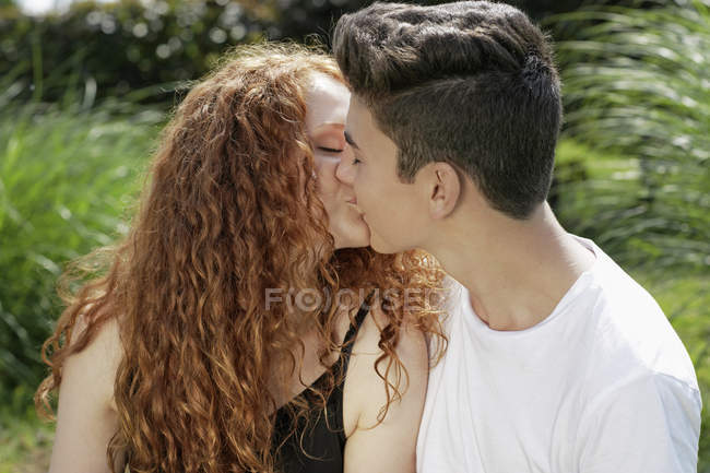 Embrasser couple adolescent en plein air — Photo de stock