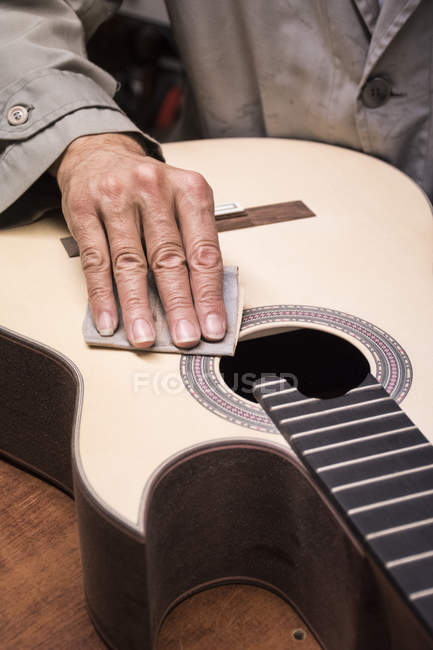 Gitarrenbauer, der eine Gitarre herstellt, Nahaufnahme — Stockfoto