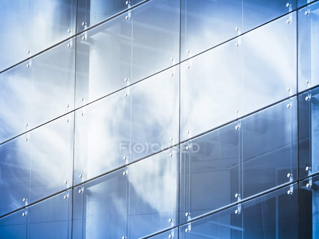 Alemania, Hamburgo, edificio de oficinas, fachada de cristal, reflejo de la nube - foto de stock