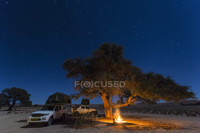 Namibia, namib wüste, namib naukluft nationalpark, camping mit Lagerfeuer bei nacht — Stockfoto