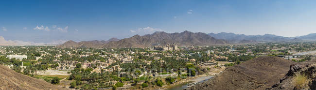 Oman, Dhakiliya, Oasis town Bahla, Fort Bahal in the background, Al Hajar al Gharbi Mountains, panoramic view — Stock Photo