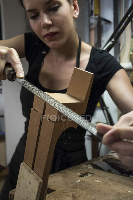 Luthier для виробництва гітарі в її майстерні — стокове фото