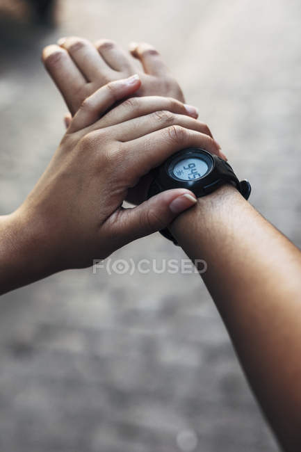 Женские руки с наручными часами — стоковое фото
