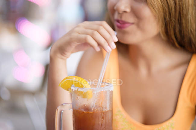Adolescent profiter d'un michelada boire gros plan — Photo de stock