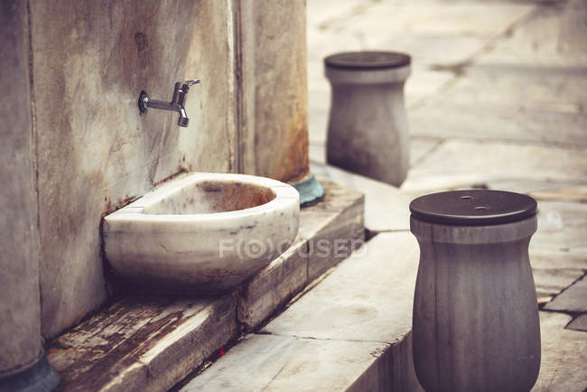Turchia, Istanbul, posto per lavare i piedi in una moschea — Foto stock
