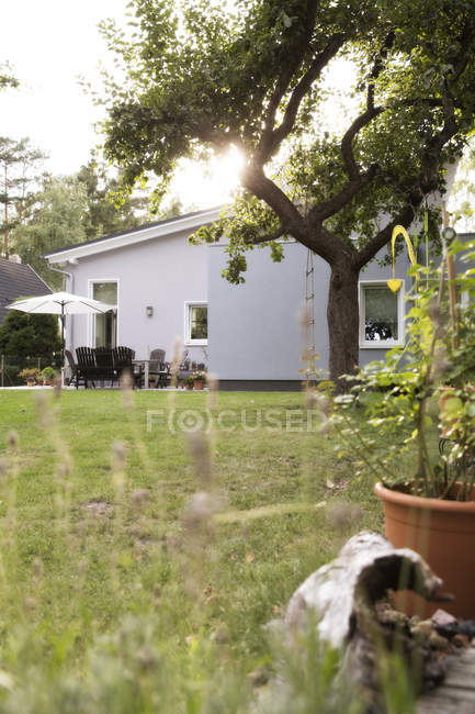 Allemagne, Eggersdorf, bungalow et jardin avec herbe verte — Photo de stock