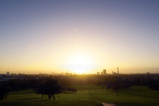 UK, Londra, skyline visto da Primrose Hill in controluce — Foto stock