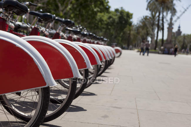 Spagna, Barcellona, fila di biciclette a noleggio — Foto stock