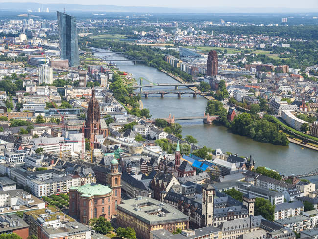 Stadtbild mit Main bei Frankfurt, Hessen, Deutschland — Stockfoto