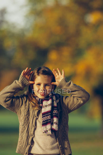 Ritratto di bambina che fa il broncio alla bocca — Foto stock
