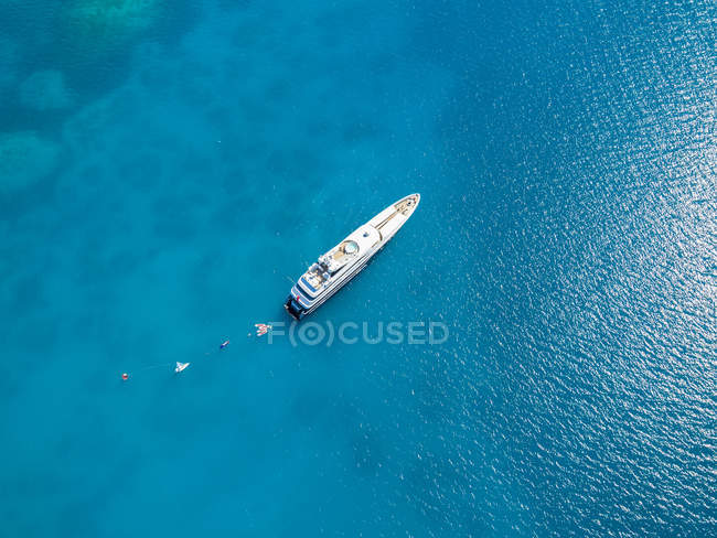 Antigua, yacht de luxe sur l'eau de mer — Photo de stock
