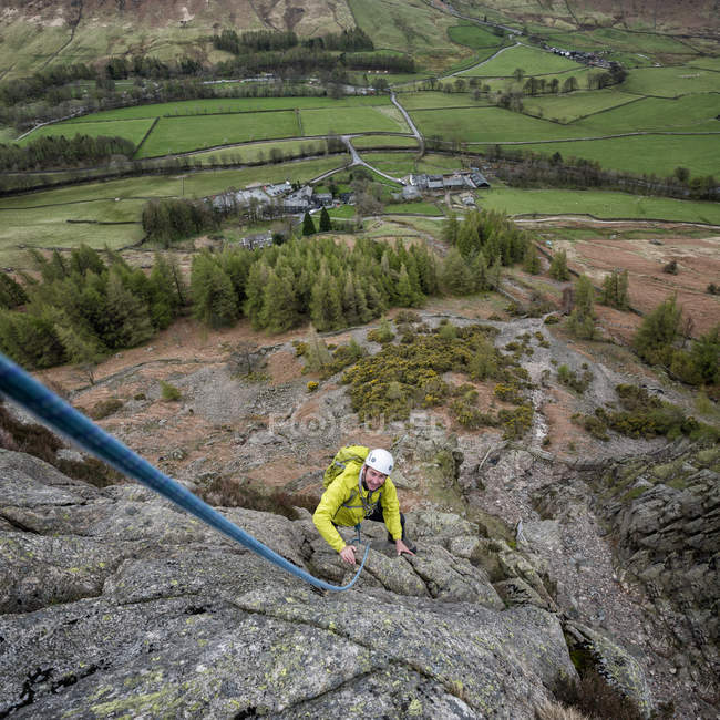 England, cumbria, lake district, langdale, raven crag, middlefell pfeiler, kletterer klettern auf dem felsen — Stockfoto
