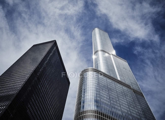 Estados Unidos, Illinois, Chicago, Langham Hotel, Trump Tower a la derecha, Vista desde abajo - foto de stock