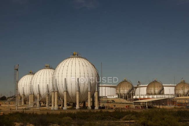Испания, Андалусия, вид на нефтеперерабатывающий завод — стоковое фото
