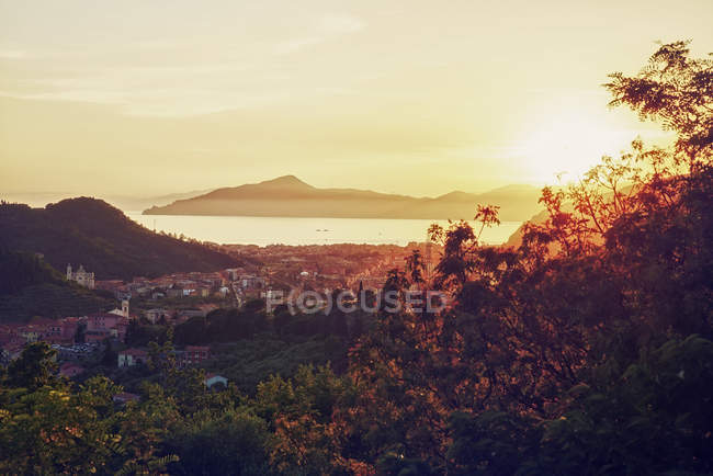 Vista sobre Sestri Levante al atardecer, Liguria, Italia - foto de stock