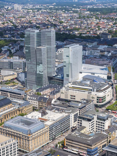 Germania, Assia, Francoforte, Cityscape con Palais Thurn e Taxi e Jumeirah Frankfurt Hotel vista dall'alto — Foto stock