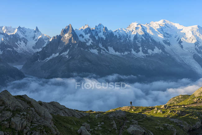 Francia, Monte Bianco, Lago Cheserys, escursionista di fronte al Monte Bianco all'alba — Foto stock